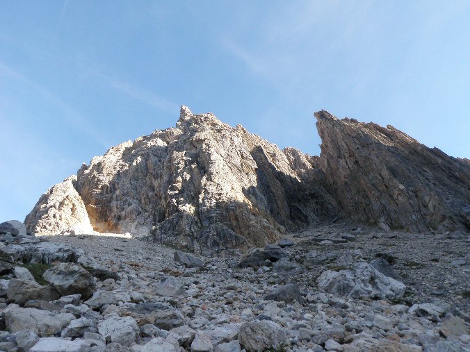 Aiguille de la Nova 007.jpg - Le pilier Sud droit devant